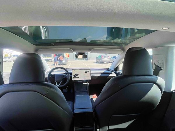 Авто на весілля Tesla Model 3 сіра з водієм Київ ціна