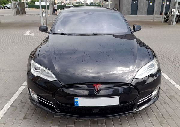 Tesla Model S чорна замовити з водієм на весілля Київ