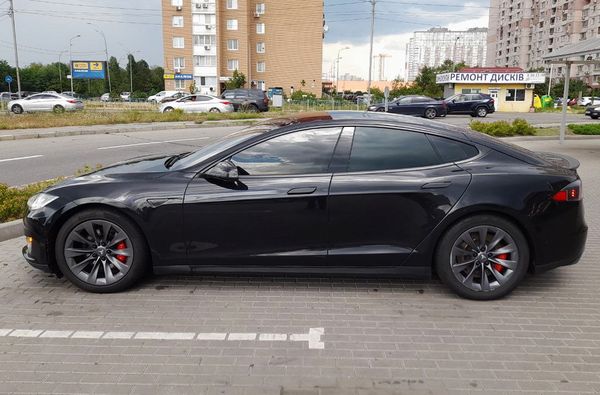 Tesla Model S чорна замовити з водієм на весілля Київ