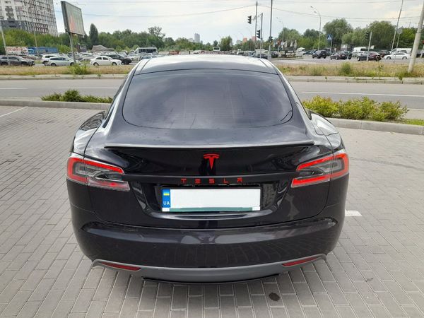 Tesla Model S чорна замовити з водієм на весілля Київ