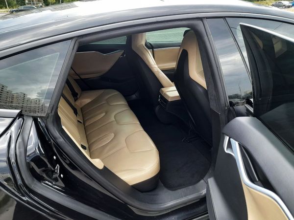 Tesla Model S чорна замовити з водієм на весілля Київ