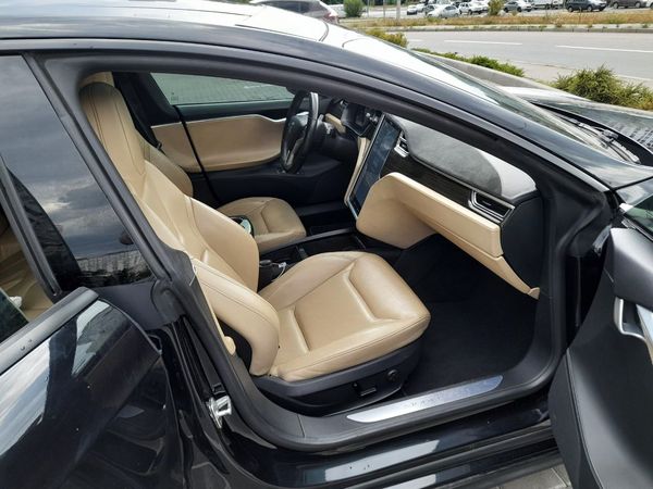 Tesla Model S чорна замовити з водієм на весілля Київ