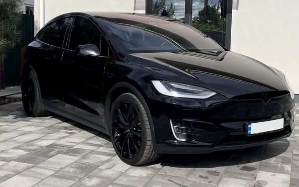 Tesla Model X чорна позашляховик на прокат без водія Київ