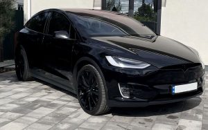 Tesla Model X чорна позашляховик на прокат без водія Київ