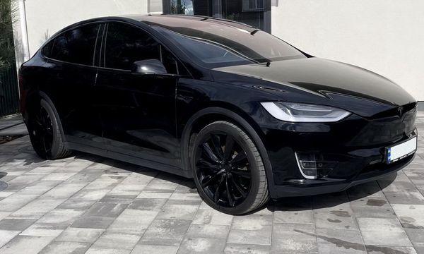 Tesla Model X чорна позашляховик на прокат без водія Київ