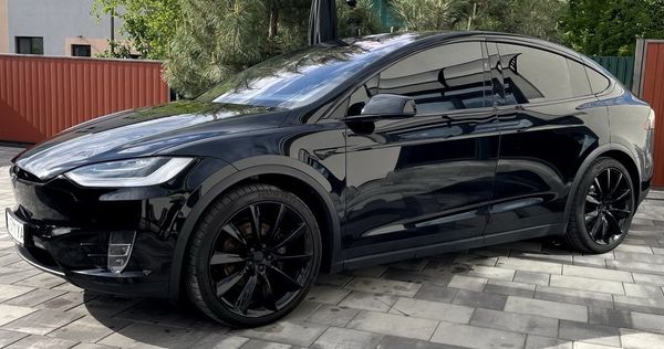 Tesla Model X чорна позашляховик на прокат без водія Київ