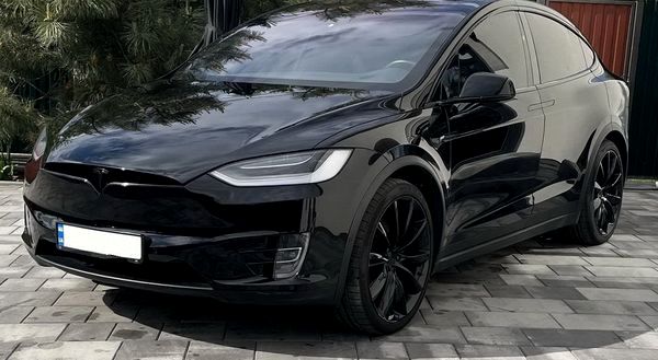 Tesla Model X чорна позашляховик на прокат без водія Київ