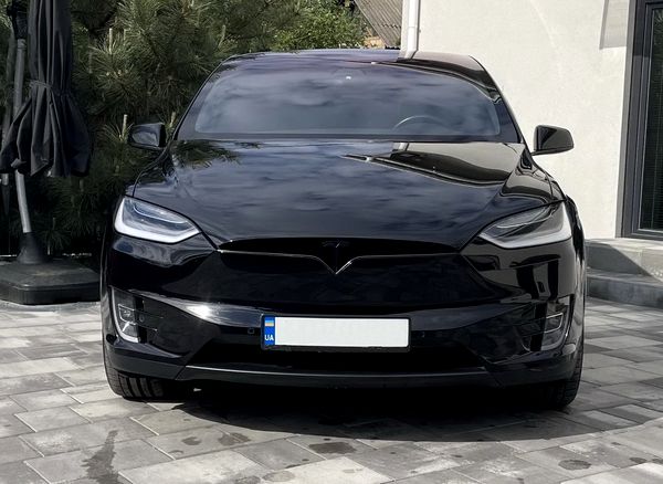 Tesla Model X чорна позашляховик на прокат без водія Київ