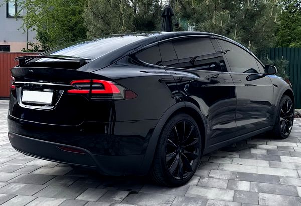 Tesla Model X чорна позашляховик на прокат без водія Київ