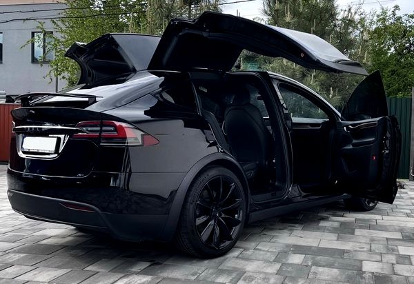 Tesla Model X чорна позашляховик на прокат без водія Київ