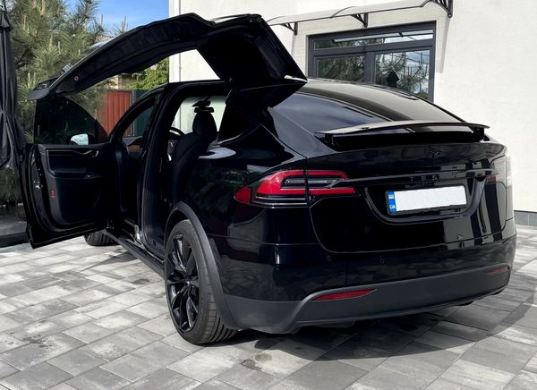 Tesla Model X чорна позашляховик на прокат без водія Київ