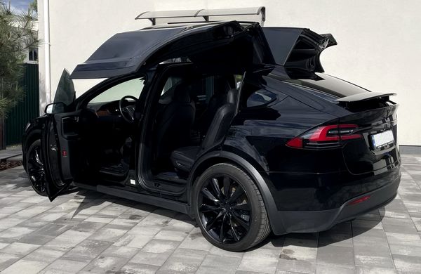 Tesla Model X чорна позашляховик на прокат без водія Київ
