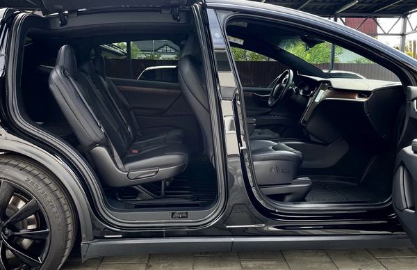 Tesla Model X чорна позашляховик на прокат без водія Київ