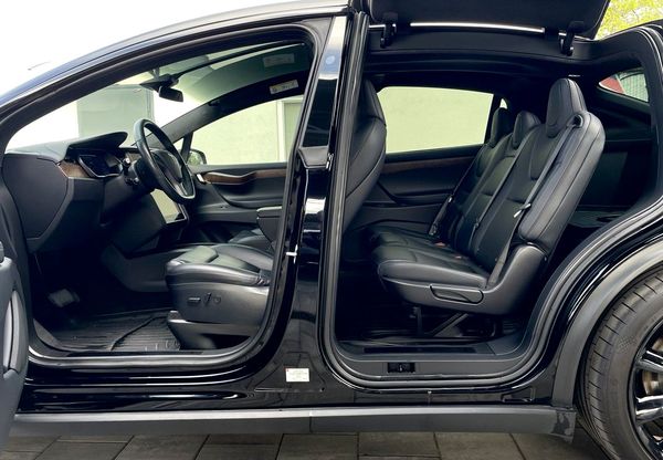 Tesla Model X чорна позашляховик на прокат без водія Київ