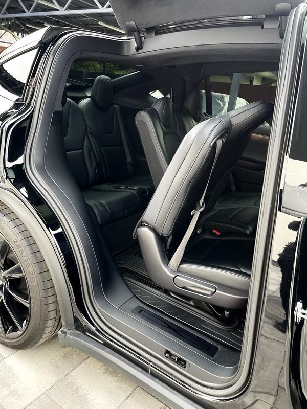 Tesla Model X чорна позашляховик на прокат без водія Київ