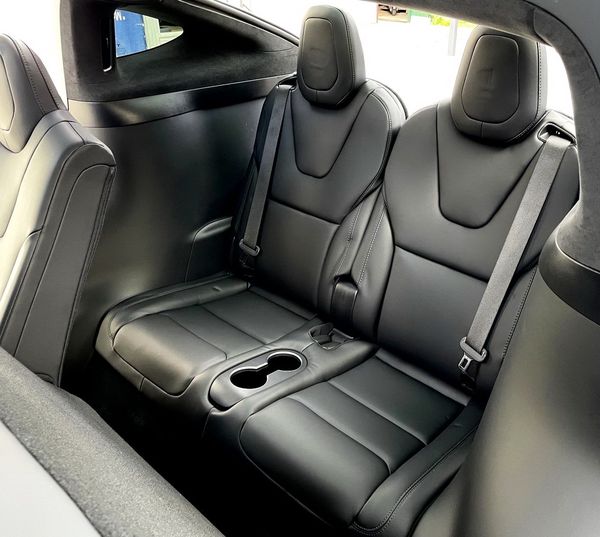 Tesla Model X чорна позашляховик на прокат без водія Київ