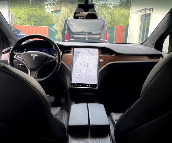 Tesla Model X чорна позашляховик на прокат без водія Київ