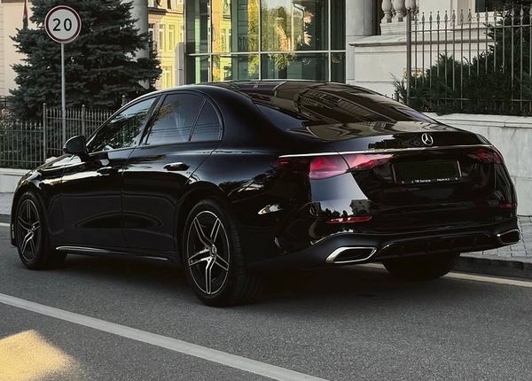 Прокат Mercedes-Benz E Class W214 чорний без водія Київ