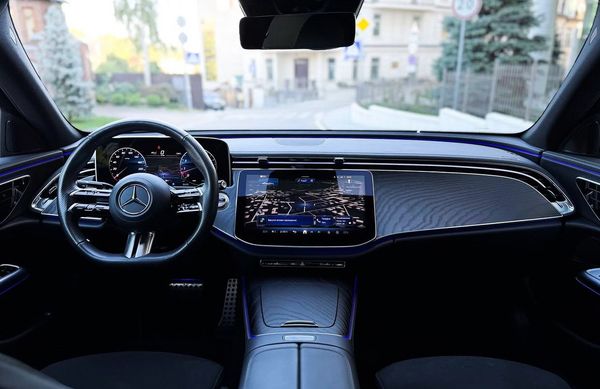 Прокат Mercedes-Benz E Class W214 чорний без водія Київ