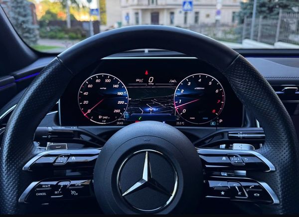 Прокат Mercedes-Benz E Class W214 чорний без водія Київ