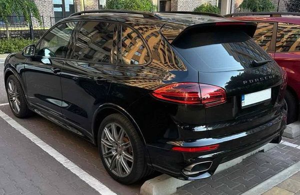 Прокат Porsche Cayenne чорний оренда з водієм в Києві ціна