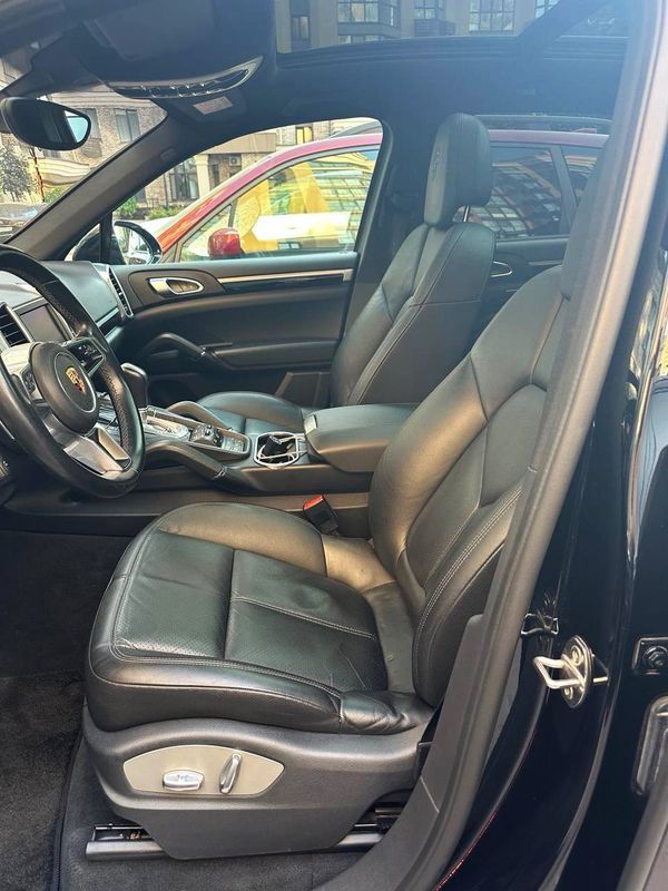 Прокат Porsche Cayenne чорний оренда з водієм в Києві ціна