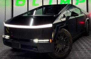 Прокат Tesla Cybertruck чорна з водієм для фото відео зйомки в Києві