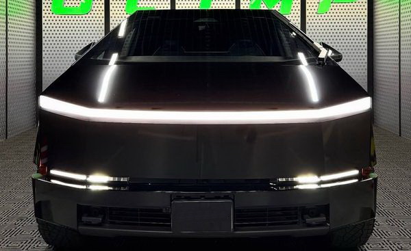 Прокат Tesla Cybertruck чорна з водієм для фото відео зйомки в Києві
