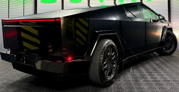 Прокат Tesla Cybertruck чорна з водієм для фото відео зйомки в Києві