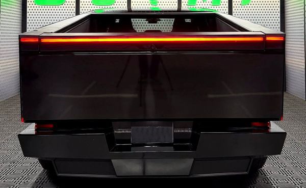 Прокат Tesla Cybertruck чорна з водієм для фото відео зйомки в Києві