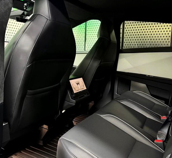 Прокат Tesla Cybertruck чорна з водієм для фото відео зйомки в Києві