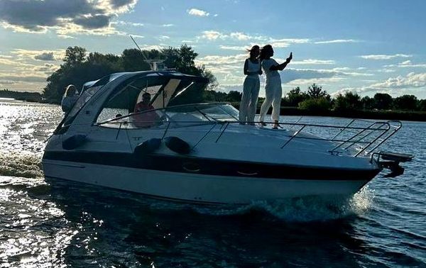 Замовити яхту Bavaria 27 у Києві на день народження, весілля, фото зйомку в Києві