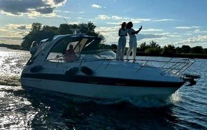 Замовити яхту Bavaria 27 у Києві на день народження, весілля, фото зйомку в Києві