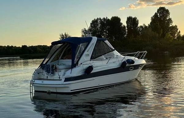 Замовити яхту Bavaria 27 у Києві на день народження, весілля, фото зйомку в Києві