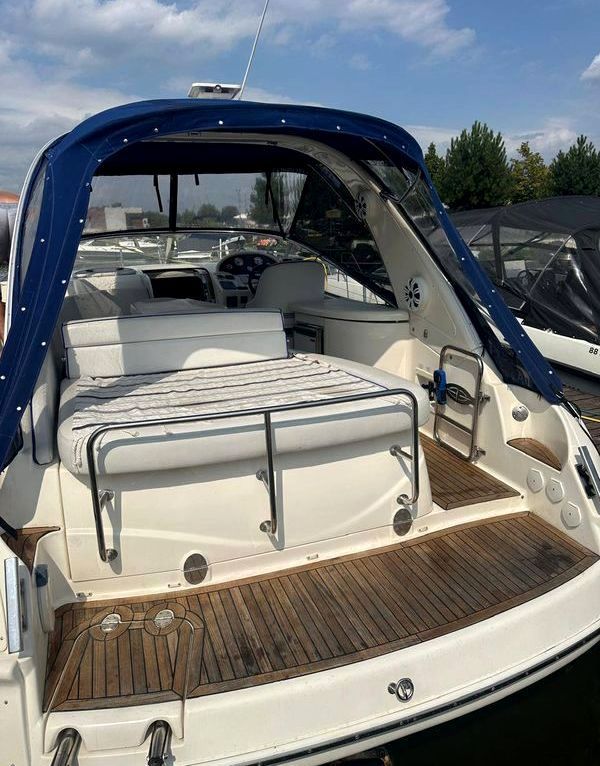 Замовити яхту Bavaria 27 у Києві на день народження, весілля, фото зйомку в Києві