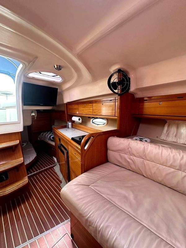 Замовити яхту Bavaria 27 у Києві на день народження, весілля, фото зйомку в Києві