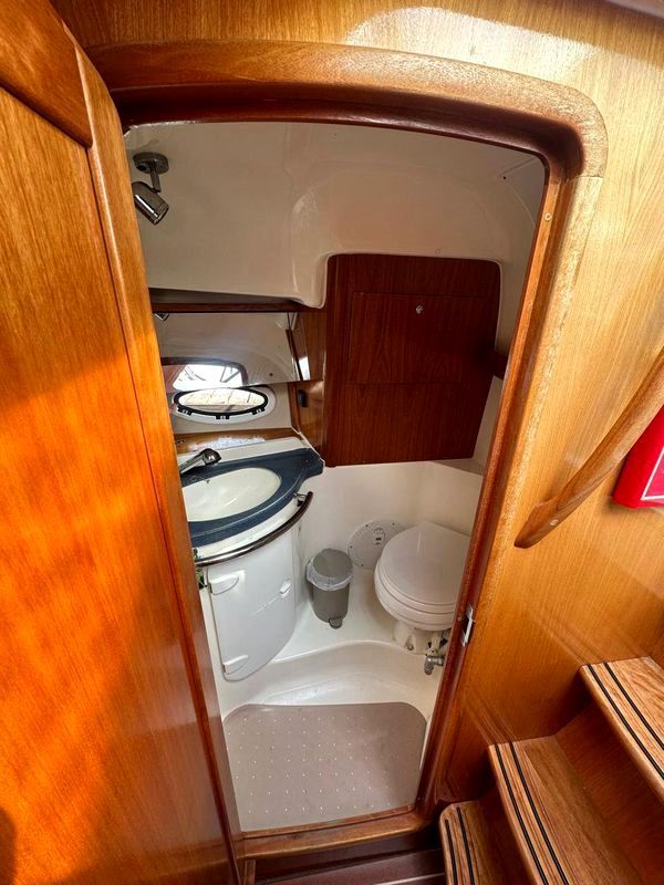 Замовити яхту Bavaria 27 у Києві на день народження, весілля, фото зйомку в Києві