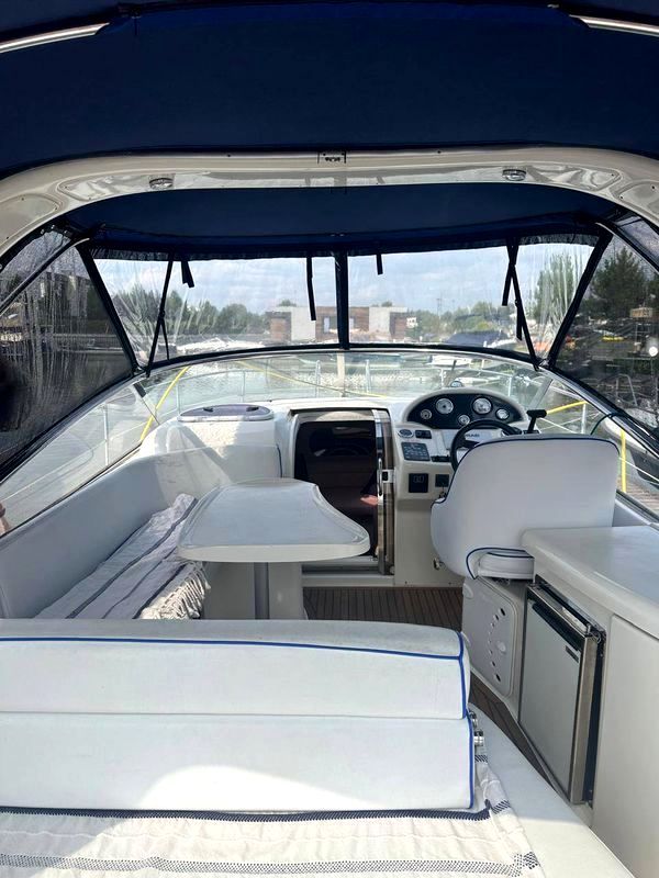 Замовити яхту Bavaria 27 у Києві на день народження, весілля, фото зйомку в Києві