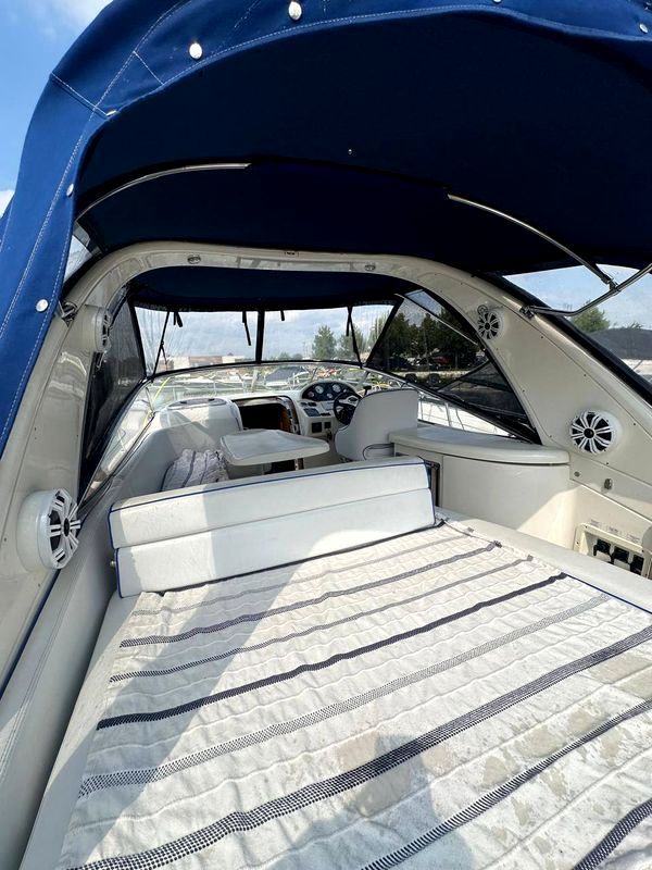 Замовити яхту Bavaria 27 у Києві на день народження, весілля, фото зйомку в Києві