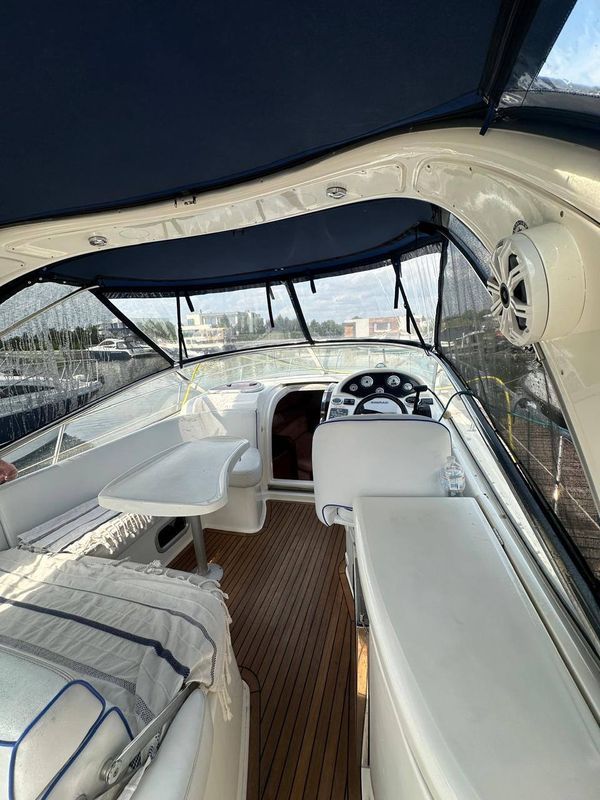 Замовити яхту Bavaria 27 у Києві на день народження, весілля, фото зйомку в Києві