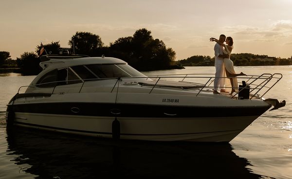 Замовити прокат катера яхти Bavaria 37 Sport HT VIP яхт клуб Золоче