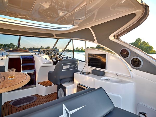 Замовити прокат катера яхти Bavaria 37 Sport HT VIP яхт клуб Золоче