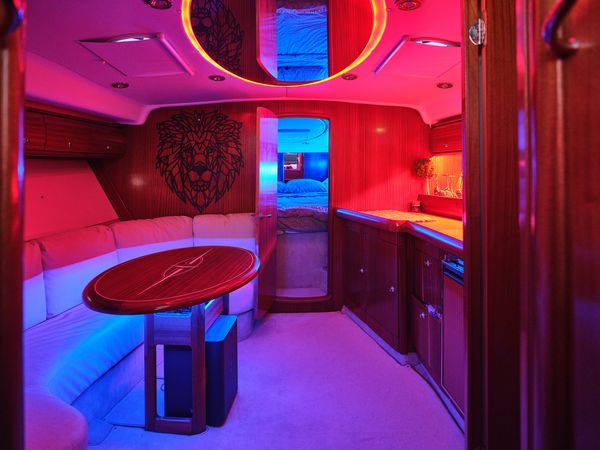 Замовити прокат катера яхти Bavaria 37 Sport HT VIP яхт клуб Золоче