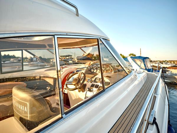 Замовити прокат катера яхти Bavaria 37 Sport HT VIP яхт клуб Золоче