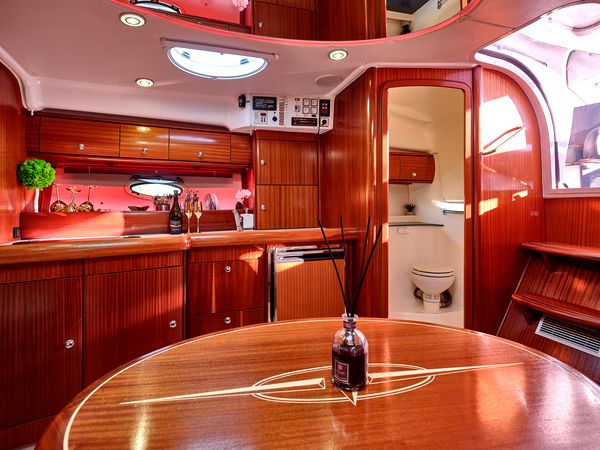 Замовити прокат катера яхти Bavaria 37 Sport HT VIP яхт клуб Золоче