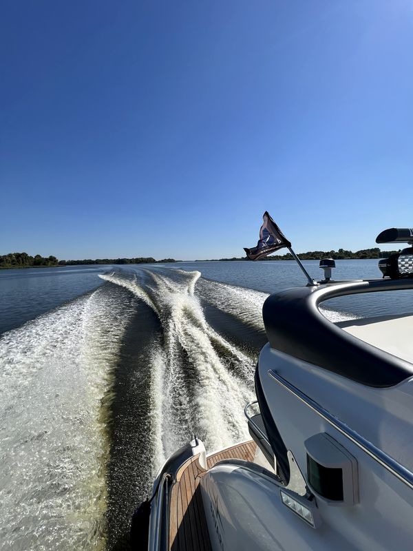 Замовити прокат катера яхти Bavaria 37 Sport HT VIP яхт клуб Золоче