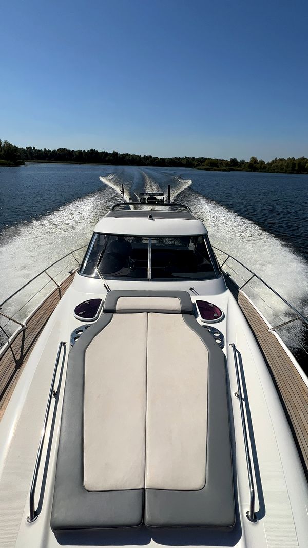 Замовити прокат катера яхти Bavaria 37 Sport HT VIP яхт клуб Золоче