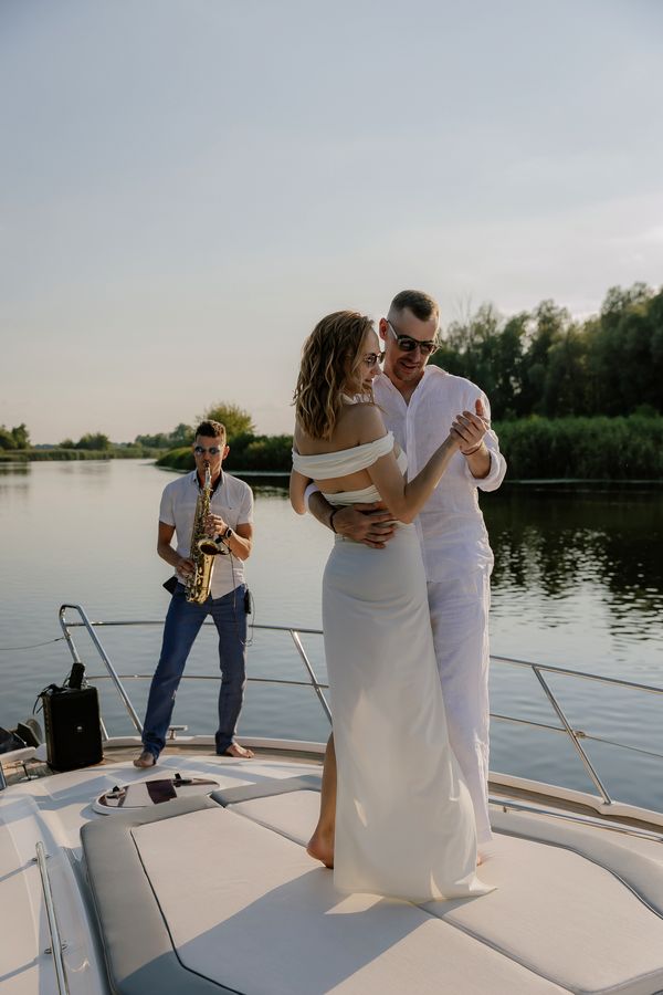 Замовити прокат катера яхти Bavaria 37 Sport HT VIP яхт клуб Золоче