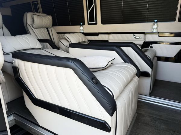 Мікроавтобус Mercedes-Benz Sprinter VIP чорний для трансфера в Європу - Варшава, Краків, Кишинів