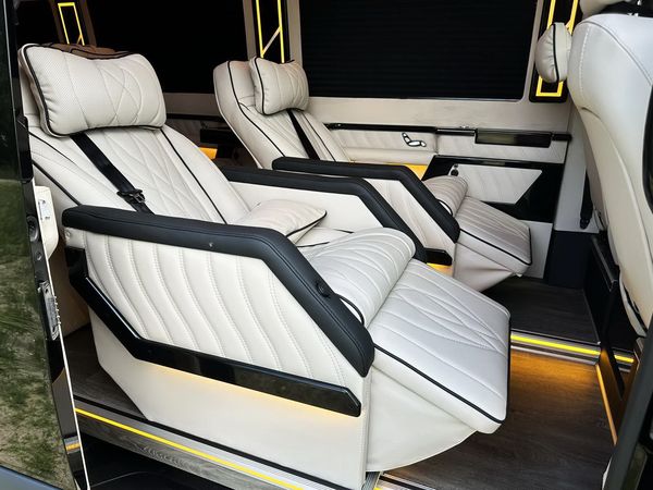 Мікроавтобус Mercedes-Benz Sprinter VIP чорний для трансфера в Європу - Варшава, Краків, Кишинів